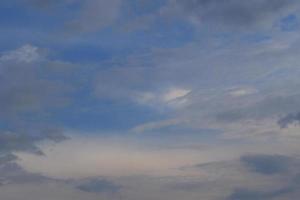 clima tormentoso y nubes oscuras foto