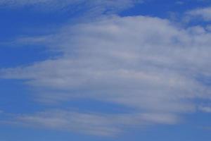 cielo azul claro y nubes blancas foto