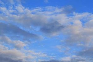 clima tormentoso y nubes oscuras foto