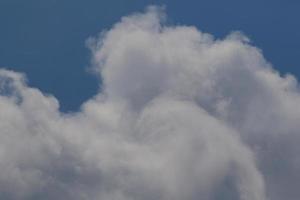 clima tormentoso y nubes oscuras foto