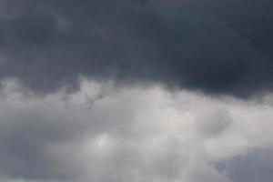 clima tormentoso y nubes oscuras foto