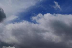 clima tormentoso y nubes oscuras foto