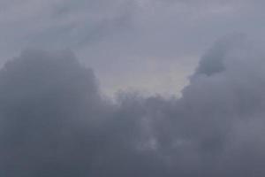 clima tormentoso y nubes oscuras foto