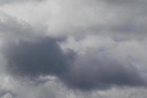 clima tormentoso y nubes oscuras foto