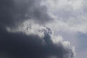 clima tormentoso y nubes oscuras foto