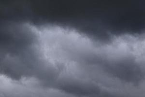 clima tormentoso y nubes oscuras foto