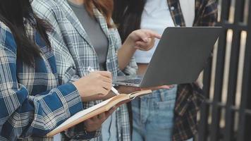 imagem de parceiros de negócios, discutindo documentos e idéias na reunião video