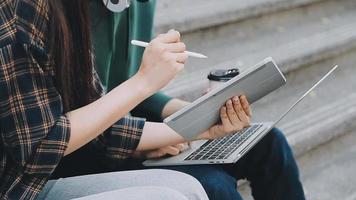 volledige concentratie aan het werk. groep jonge zakenmensen die werken en communiceren terwijl ze aan het bureau zitten, samen met collega's die op de achtergrond zitten video