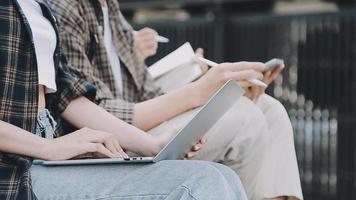 volledige concentratie aan het werk. groep jonge zakenmensen die werken en communiceren terwijl ze aan het bureau zitten, samen met collega's die op de achtergrond zitten video