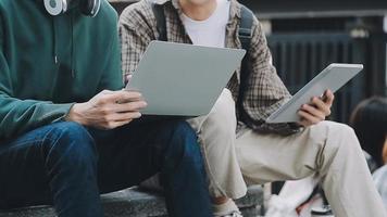 concentração total no trabalho. grupo de jovens empresários trabalhando e se comunicando enquanto estão sentados na mesa do escritório junto com colegas sentados em segundo plano video