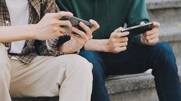 volledige concentratie aan het werk. groep jonge zakenmensen die werken en communiceren terwijl ze aan het bureau zitten, samen met collega's die op de achtergrond zitten video