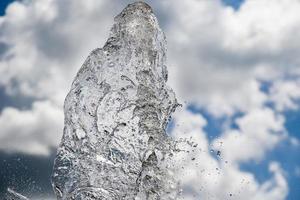 fuente que salpica textura de agua en el cielo foto