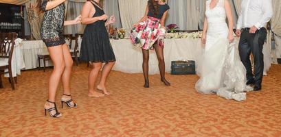 gente bailando en la fiesta de bodas foto