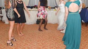 gente bailando en la fiesta de bodas foto