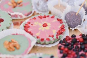 sabrosos dulces veganos dispuestos en la mesa para la recepción de bodas foto