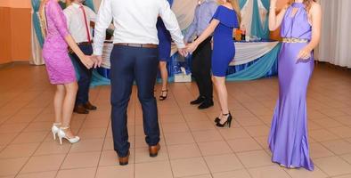 gente bailando en la fiesta de bodas. centrarse en las piernas foto