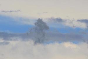 clima tormentoso y nubes oscuras foto