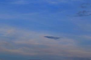 clima tormentoso y nubes oscuras foto