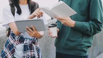 piena concentrazione sul lavoro. gruppo di giovani uomini d'affari che lavorano e comunicano seduti alla scrivania dell'ufficio insieme ai colleghi seduti sullo sfondo video