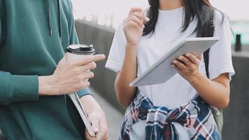 piena concentrazione sul lavoro. gruppo di giovani uomini d'affari che lavorano e comunicano seduti alla scrivania dell'ufficio insieme ai colleghi seduti sullo sfondo video