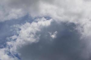 clima tormentoso y nubes oscuras foto