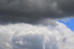 clima tormentoso y nubes oscuras foto