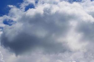 clima tormentoso y nubes oscuras foto