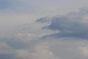 clima tormentoso y nubes oscuras foto