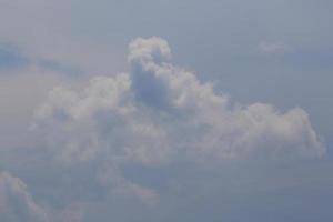 clima tormentoso y nubes oscuras foto