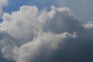 clima tormentoso y nubes oscuras foto