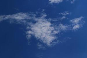 cielo azul claro y nubes blancas foto