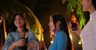imágenes de amigos asiáticos felices cenando juntos - jóvenes brindando con vasos de cerveza para cenar al aire libre - gente, comida, estilo de vida de bebida, concepto de celebración de año nuevo. video