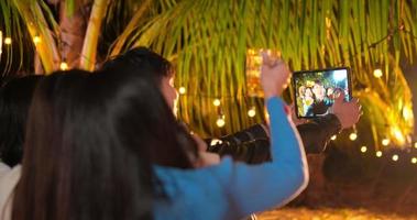 imágenes de amigos asiáticos felices cenando y tomando selfie juntos - jóvenes brindando con vasos de cerveza cenando al aire libre - gente, comida, estilo de vida de bebida, concepto de celebración de año nuevo. video