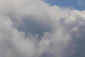 clima tormentoso y nubes oscuras foto