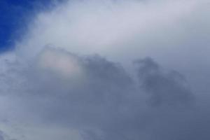 clima tormentoso y nubes oscuras foto