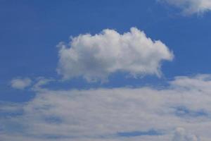 cielo azul claro y nubes blancas foto