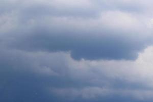 clima tormentoso y nubes oscuras foto