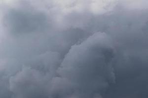 clima tormentoso y nubes oscuras foto