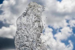 fuente que salpica textura de agua en el cielo foto