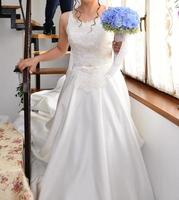 bride coming down the stairs photo