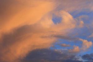 clima tormentoso y nubes oscuras foto