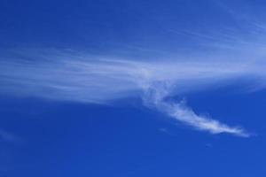 cielo azul claro y nubes blancas foto