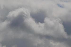 clima tormentoso y nubes oscuras foto