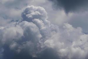 clima tormentoso y nubes oscuras foto