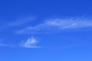 cielo azul claro y nubes blancas foto