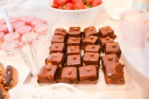 deliciosos dulces dispuestos en la mesa para la recepción de bodas foto