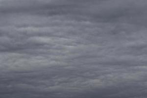 clima tormentoso y nubes oscuras foto