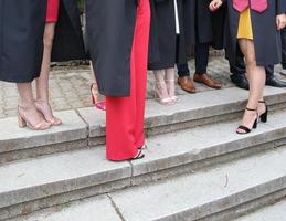 estudiantes graduados universitarios están teniendo una sesión de fotos en el parque