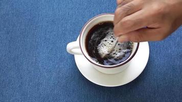 taza de café con imágenes de video de mano