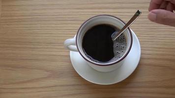 koffie kop met hand- Aan hout achtergrond video beeldmateriaal